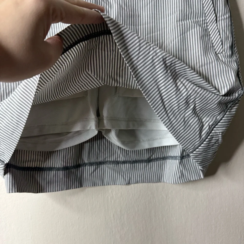 Athleta Gray White Striped Brooklyn Textured 16” Skort Outdoor Tennis Golf